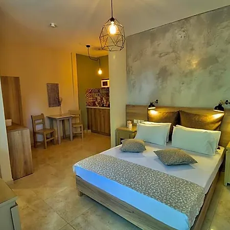 فندق Two Brothers & Apts 3*